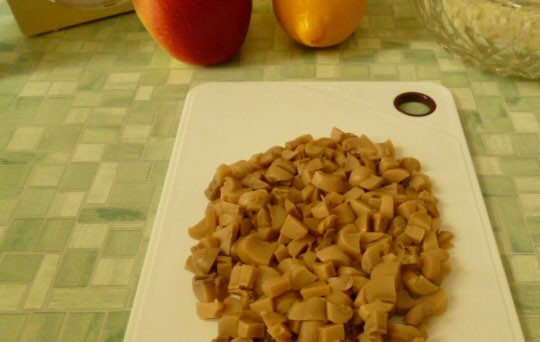 1. Этап. Салат с маринованными шампиньонами: Маринованные шампиньоны нарежьте мелкими кусочками.