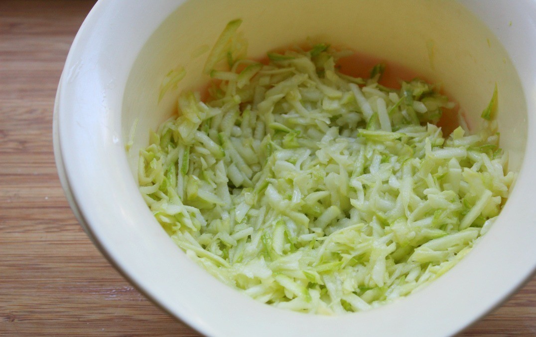 1. Stage. Universal casserole: Peel the zucchini, cut out the center with the seeds, grate on a coarse grater, salt a little, mix and set aside. If the zucchini is young, you can not peel the skin.