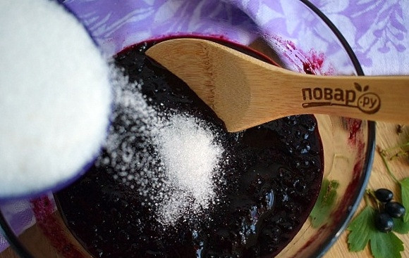 1. Этап. Варенье из смородины через мясорубку: Добавьте сахар, перемешайте. Разлейте аккуратно по чистым, сухим банкам и прикройте чистыми сухими крышками. Поставьте в холодильник на несколько дней. Масса должна загустеть.