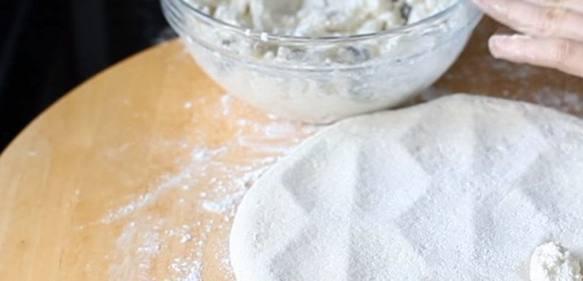 1. Этап. Вареники с творогом на большую семью: 2. Приготовьте начинку: творог смешайте с крахмалом, сахаром, яйцом и изюмом. Тесто разделите на несколько частей и раскатайте в пласт. Выложите на форму для вареников.