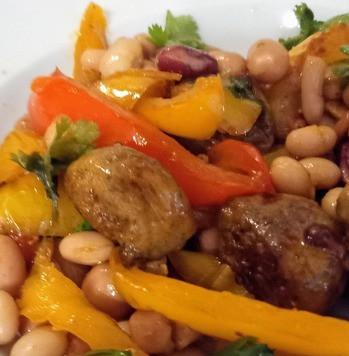 1. Этап. Фрикадельки из колбасок со сладкими перцами: Добавить белую фасоль. Прогреть 1 минуту. Посыпать петрушкой. Можно подавать. Приятного аппетита.