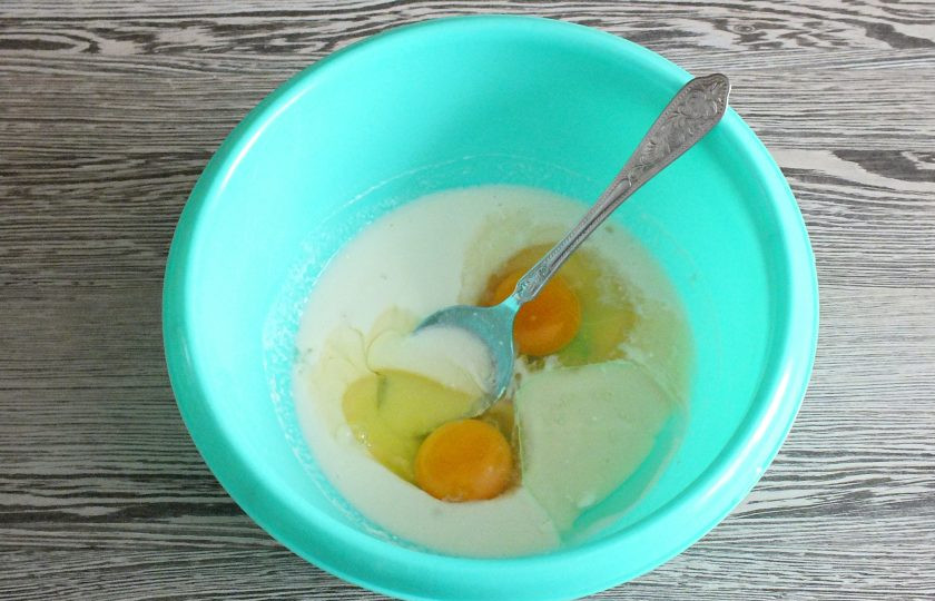 1. Этап. Дучмак с творогом: По истечении времени добавьте яйца. Перемешайте.