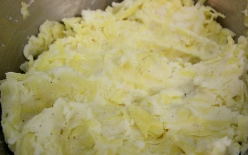 1. Этап. Картофельные пампушки с творогом: Смешайте тертый картофель с картофельным пюре. Приправьте солью и перцем по вкусу. Отложите в сторону.