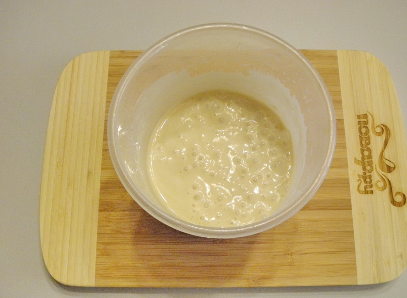 1. Этап. Панкейки на кислом молоке: Тесто для жарки готово. Нагрейте антипригарную сковороду. Для панкейков нужна сухая сковорода, без жира.