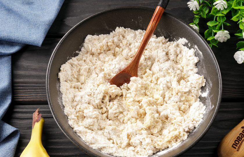 1. Этап. Банановые ароматные крекеры: Сначала перемешайте всё ложкой.