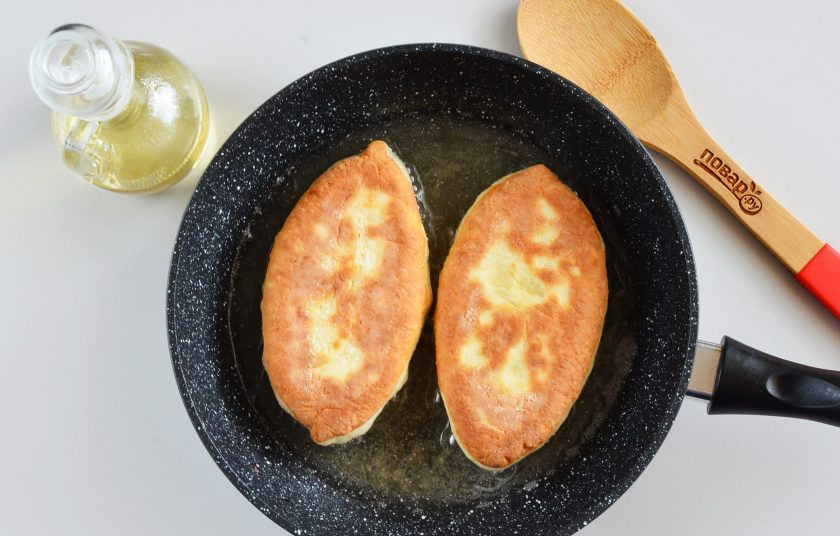 1. Этап. Вкусные пирожки на кефире: Переверните на другую сторону пирожки, обжарьте до золотистого цвета.