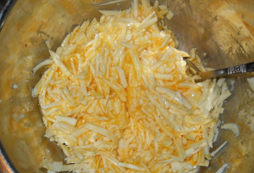 1. Этап. Вкуснейший сырный пирог: 3. Тщательно перемешиваю содержимое миски. Начинка готова.