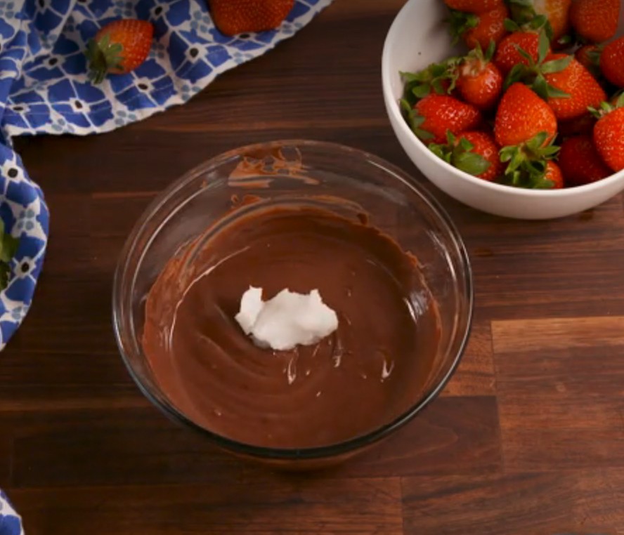 1. Stage. Chocolate Covered Strawberry Cubes: In a medium bowl, stir together melted chocolate chips and coconut oil.