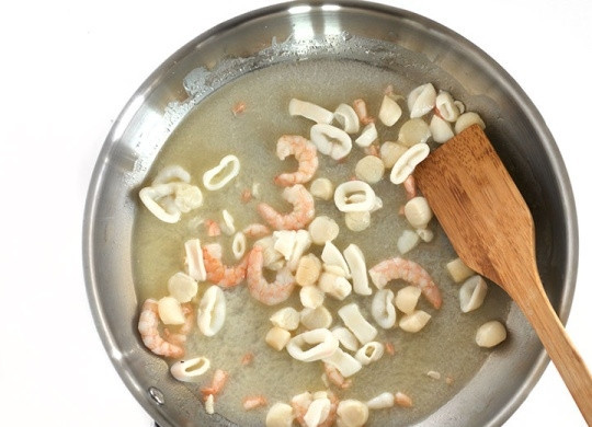 1. Этап. Итальянская паста с морепродуктами: 1. На сковороде с высокими бортами растопите половину сливочного масла. Выложите очищенный чеснок и обжарьте его минуту. Выложите микс морепродуктов и жарьте, помешивая, 3-5 минут.