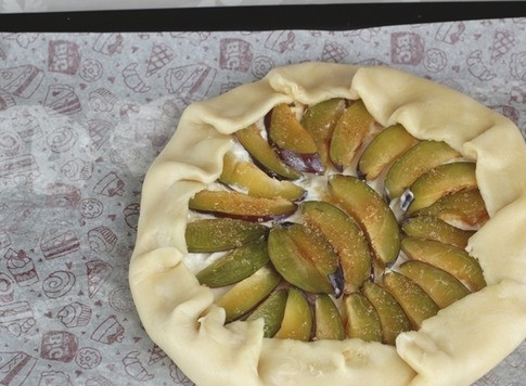 1. Этап. Галета со сливами: Сверху сливы посыпать коричневым сахаром. Выпекать в хорошо разогретой духовке 200* 30-35 мин, учитывая особенности своей духовки.