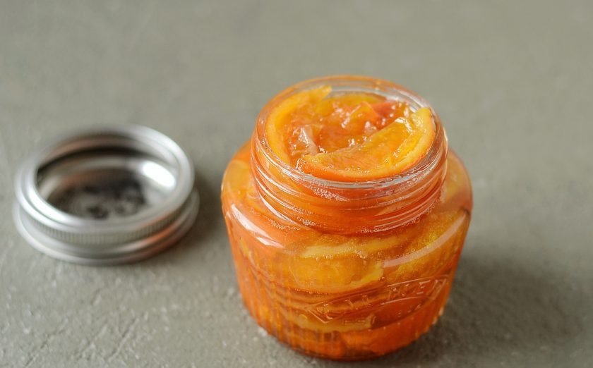 1. Этап. Варенье из мандаринов дольками в мультиварке: Переложите варенье в заранее стерилизованную баночку. Закрутите крышку, переверните верх дном и оставьте так до полного остывания.