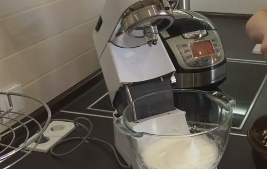 1. Этап. Творожный торт в мультиварке (и без неё): 4. Переложите тесто в другую емкость и взбейте миксером белки со щепоткой соли. Должна получиться густая пена.