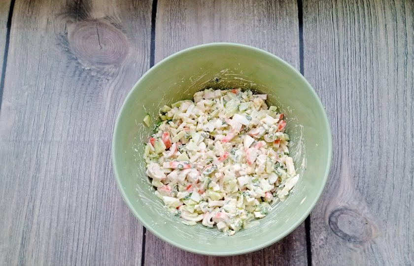 1. Этап. Салат из крабовых палочек с луком и зеленью: Перемешайте все ингредиенты салата.