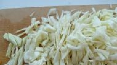 1. Этап. Суп из сельдерея для похудения: Нашинковываем капустку.