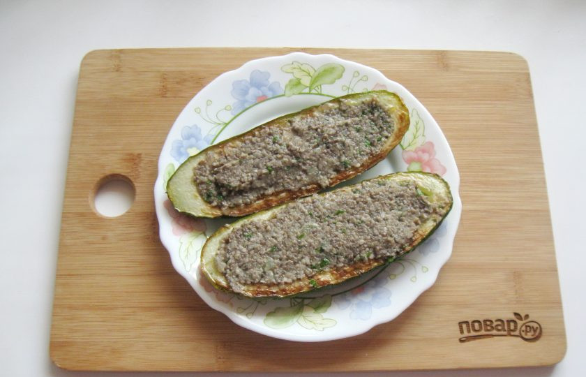 1. Этап. Жареные огурцы с грибами: Заполните каждую половинку огурца начинкой.