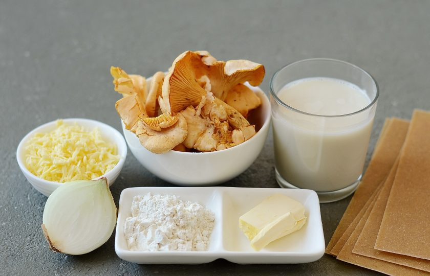 1. Этап. Лазанья с лисичками: Подготовьте все ингредиенты.