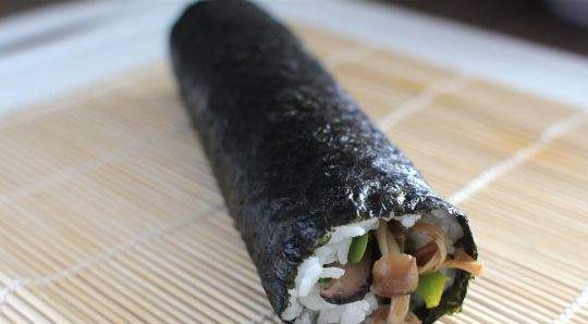 1. Этап. Вегетарианские суши: С помощью бамбуковой циновки сверните суши.