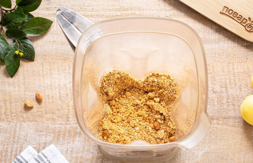 1. Этап. Паста из абрикосовой косточки: В начале ядра измельчатся до состояния мокрой крошки.