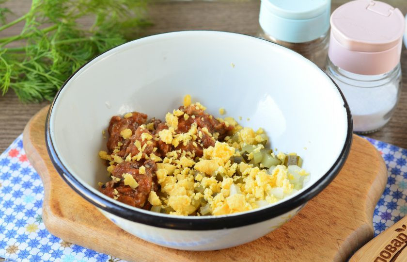 1. Этап. Яйца фаршированные килькой: Добавьте вареные желтки и перемешайте начинку, поперчите по вкусу.