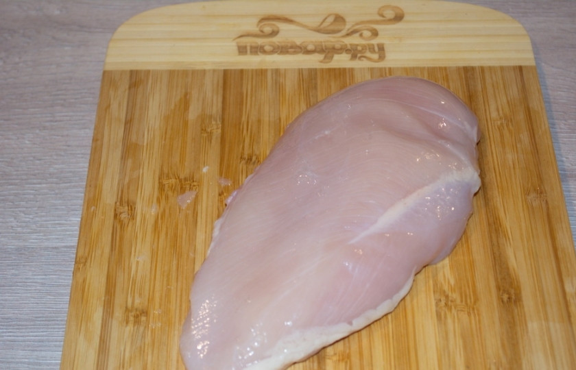 1. Этап. Куриная грудка под соусом: Для приготовления блюда берем куриную грудку. Я покажу одну порцию, а вы сможете понять процесс и соответственно определить количество нужного продукта.