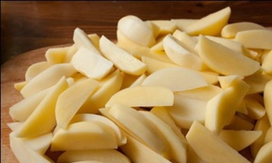 1. Этап. Картофель дольками в духовке: Картофель почистить и порезать дольками.
