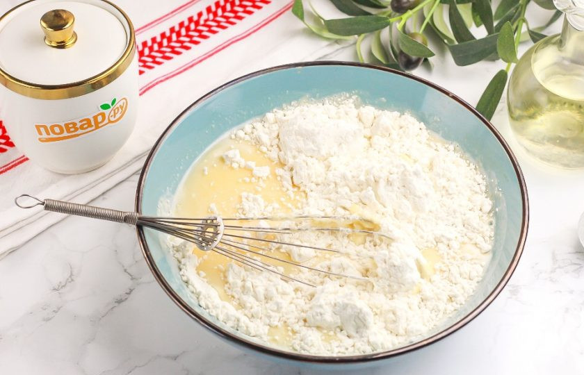 1. Этап. Ажурные блины на молоке (легкий рецепт): Всыпьте по частям пшеничную муку высшего сорта и вмешивайте ее венчиком, но не взбивайте, чтобы не образовались комочки.
