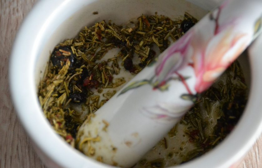 1. Этап. Свиной карбонат в рукаве в духовке: Разотрите в ступке все пряности с солью и оливковым маслом.