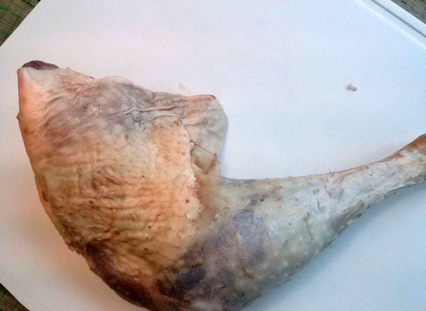 1. Этап. Ветчина из индейки: Промойте и обсушите ногу индейки.