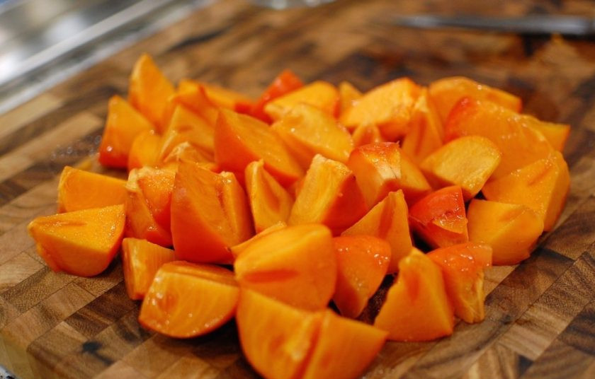 1. Этап. Джем из хурмы: Хурму тщательно промойте, а потом нарежьте средними кусочками.