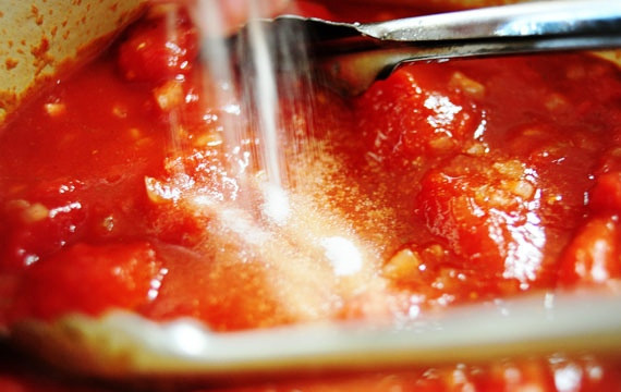 1. Этап. Говяжьи ребрышки, тушенные в томатном соусе: Лук и чеснок измельчите, и пассируйте на остатках жира, затем добавьте помидоры, томатный соус, вино, соль, красный перец, тимьян. Все перемешайте.