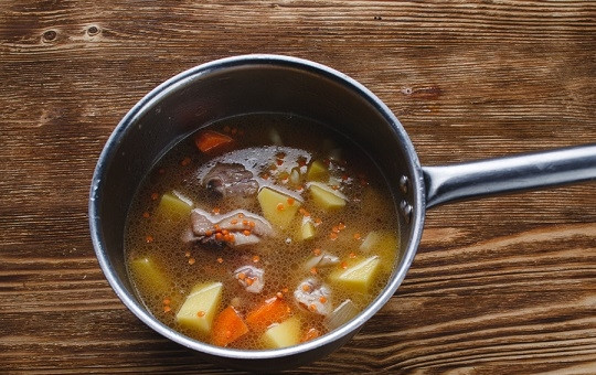 1. Этап. Рагу с курицей: 4. Выложите картофель и залейте в сотейник горячую воду. Всыпьте чечевицу, добавьте соль и специи по вкусу. Оставьте тушиться на медленном огне под крышкой.