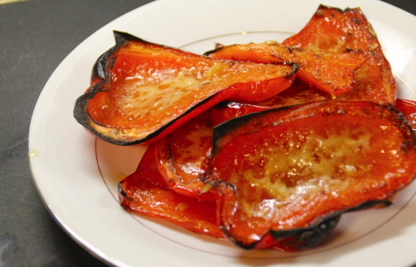 1. Этап. Запеченный болгарский перец: Натрите пармезан. Достаньте перцы из духовки, перевертите. Поперчите перцы и посыпьте их тёртым сыром. И верните в духовку ещё на три минуты, пока сыр хорошо не запечётся. Ваш запечённый болгарский перец готов!