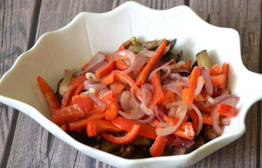 1. Этап. Кавказский салат: Добавьте обжаренные лук и перец.