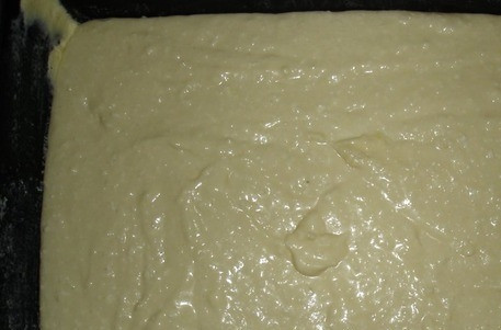 1. Этап. Ягодный пирог на творожном тесте: Форму для запекания или противень смажьте растительным маслом без запаха (или же маргарином). Вылейте в нее получившееся тесто, хорошенько его разровняйте.