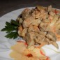 Салат с печенью и квашеным огурцом Первым делом нам необходимо поджарить печень. Моем ее, нарезаем брусочками и отправляем жариться, не забыв присолить. Трем на крупной терке морковь. Лук режем полукольцами. Огурчик тоже нарезаем брусочками. Когда печень готова, вынимаем ее в посуду, в которой будем перемешивать. Затем жарим лук. Когда он будет почти готов, добавляем к нему морковку. Лук должен быть золотистого цвета, а морковь мягкой, тогда овощи снимаем с огня и добавляем к печенке. Добавляем майонез, соль, перец перемешиваем и наш салат готов. Приятного аппетита!