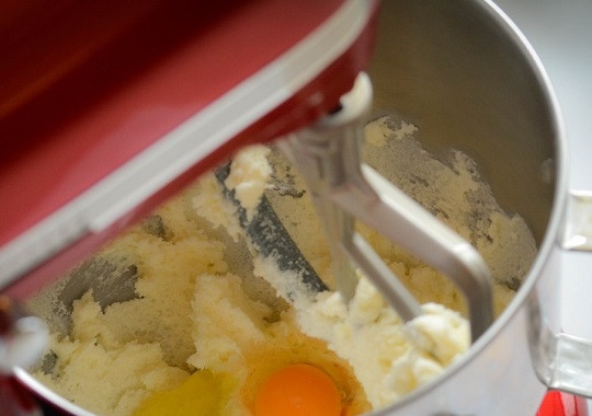 1. Этап. Капкейки Красный бархат на кефире: 4. Продолжая взбивать, введите по-одному яйца.