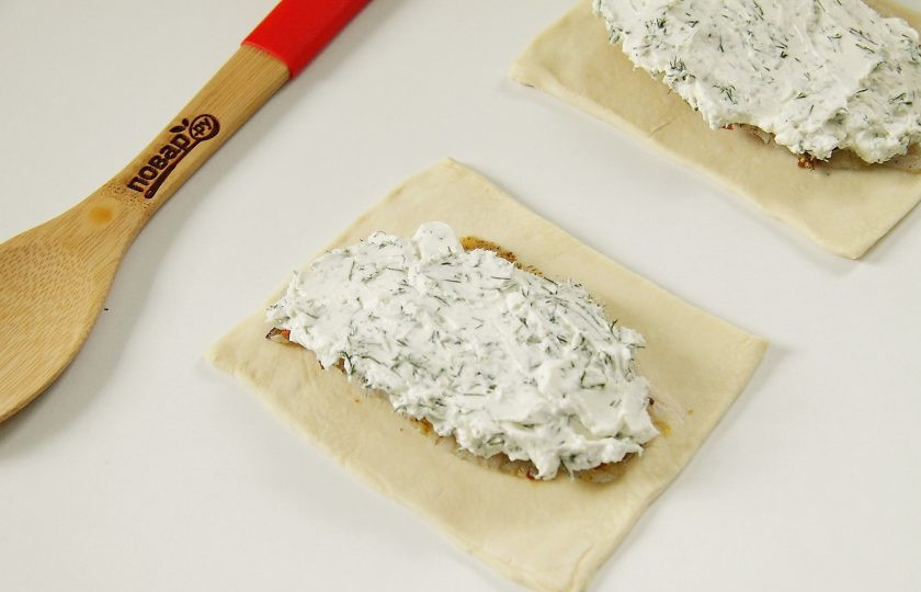 1. Этап. Рыба, запеченная в тесте в духовке: Сверху на рыбу положите равномерно творожно-сырную массу.