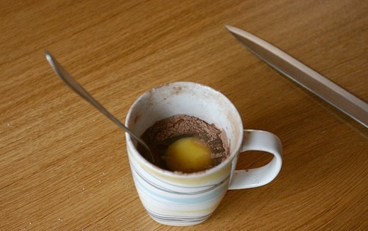 1. Этап. Шоколадный кекс за 5 минут: Добавьте яйцо.