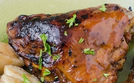 1. Этап. Куриные бедрышки в фольге: В конце готовки приоткройте фольгу и полейте каждую порцию мяса остатками соуса. Увеличим градусы до 200 и еще 5 минут подрумяним мясо, а затем можно подавать на стол.