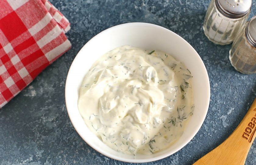 1. Этап. Торт из цукини: Соедините майонез с давленным чесноком и укропом. Соус готов. Можно взять майонез и сметану в равных пропорциях, чтобы соус был чуть полегче.