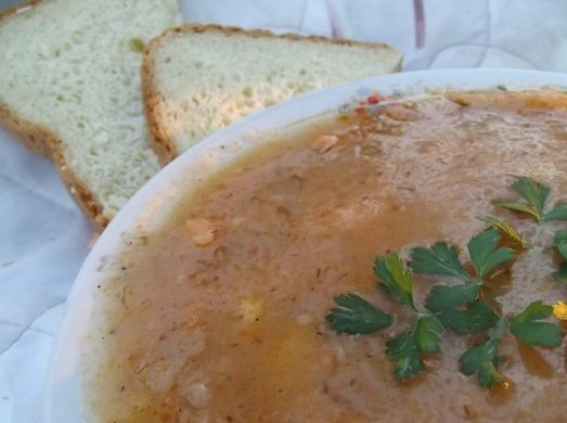 1. Этап. Кислые щи в мультиварке: С говядины снимает пенку, убираем из бульона луковицу и к ней добавляем всю нашу зажарку, выкидываем туда же картофель. Ставим мультиварку на 1 час на режим 