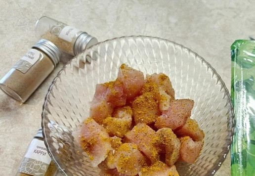 1. Этап. Салат с индейкой и авокадо: Индейку нарезать кубиками среднего размера. Приправить карри, сухим чесноком, перцем, солью. Оставить на 15 минут.