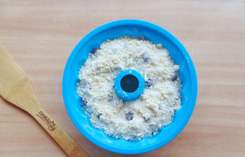 1. Этап. Простой ягодный пирог: Посыпьте тесто в форме крошкой.