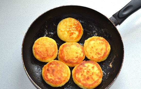 1. Этап. Бабушкины сырники: Жарим на среднем огне под крышкой с двух сторон до румяности.