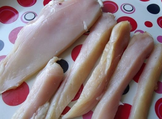 1. Этап. Слойки с курицей: В первую очередь достаем из морозилки готовое тесто и выкладываем листы на стол, пусть размораживаются. А пока займемся мясом. Куриное филе моем и нарезаем на тонкие полоски.