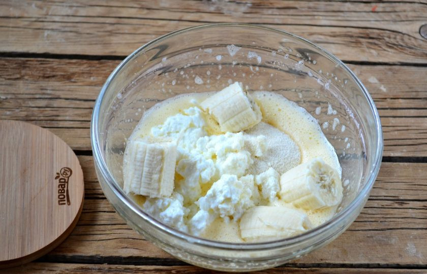 1. Этап. Творожное суфле в микроволновке: Добавьте творог, манку, банан. Взбейте блендером до однородности.