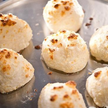 1. Этап. Бразильские сырные булочки: 6. Выпекать в течение 20-25 минут, до золотисто-коричневого цвета. Вы также можете использовать гранулированный сыр Пармезан в этом рецепте.