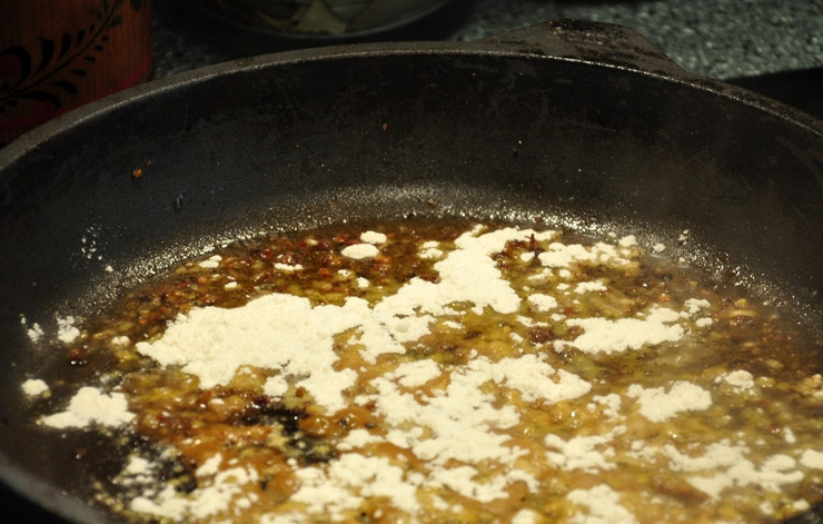 1. Этап. Грибы шиитаке в духовке: После этого соус процедите через сито. Добавьте сливки, соль, травы и перец. Поставьте соус кипеть на огонь ещё на пару минут.