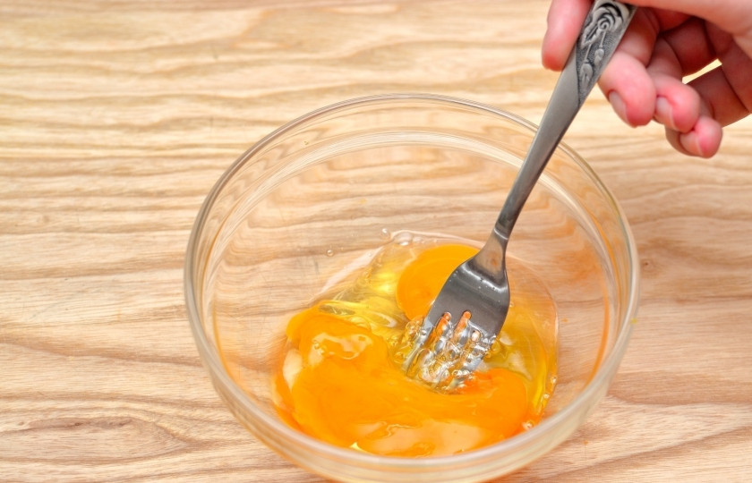 1. Этап. Ананасы в кляре: Взбейте яйца венчиком или вилкой.