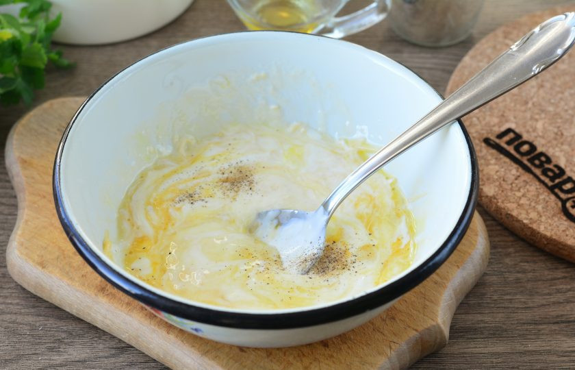 1. Этап. Курица в яично-сырной заливке: Вбейте яйца, добавьте сметану и перемешайте заливку. Чуть посолите и по желанию поперчите.